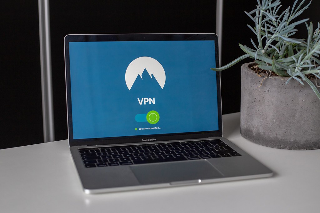 MacBook sobre una mesa mostrando la app de NordVPN conectada