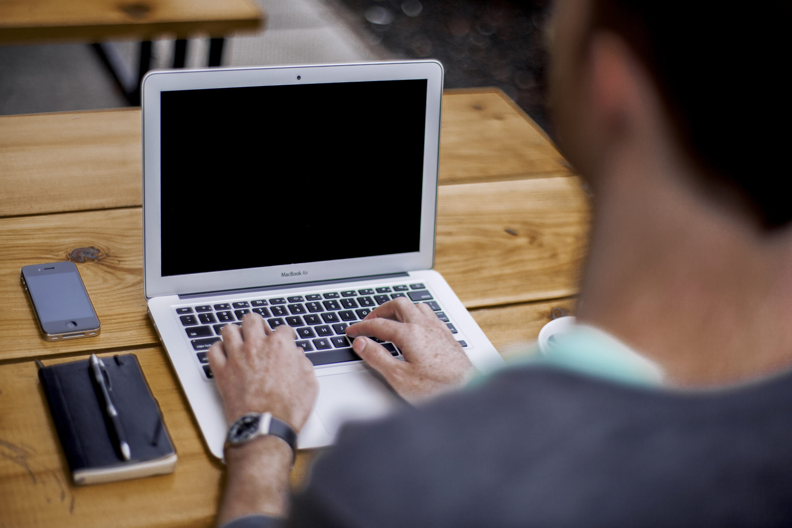 Persona escribiendo en un portatil, foto ilustrativa de herramientas de IA