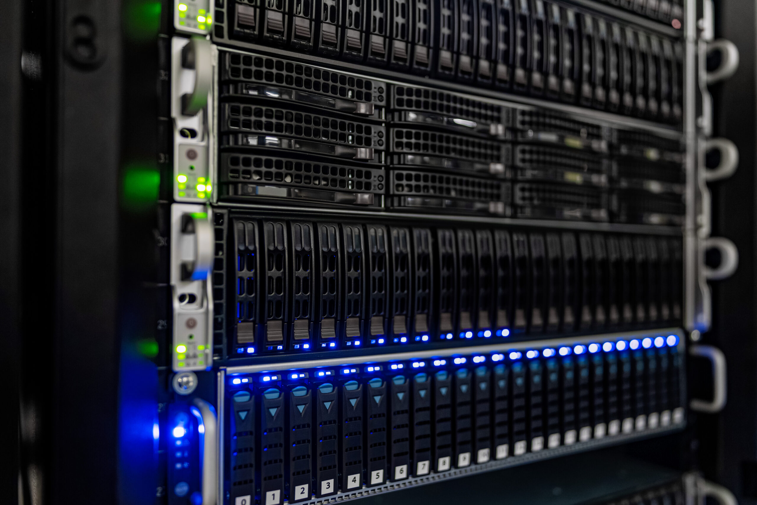 Rack de servidores en un centro de datos, foto ilustrativa de hosting