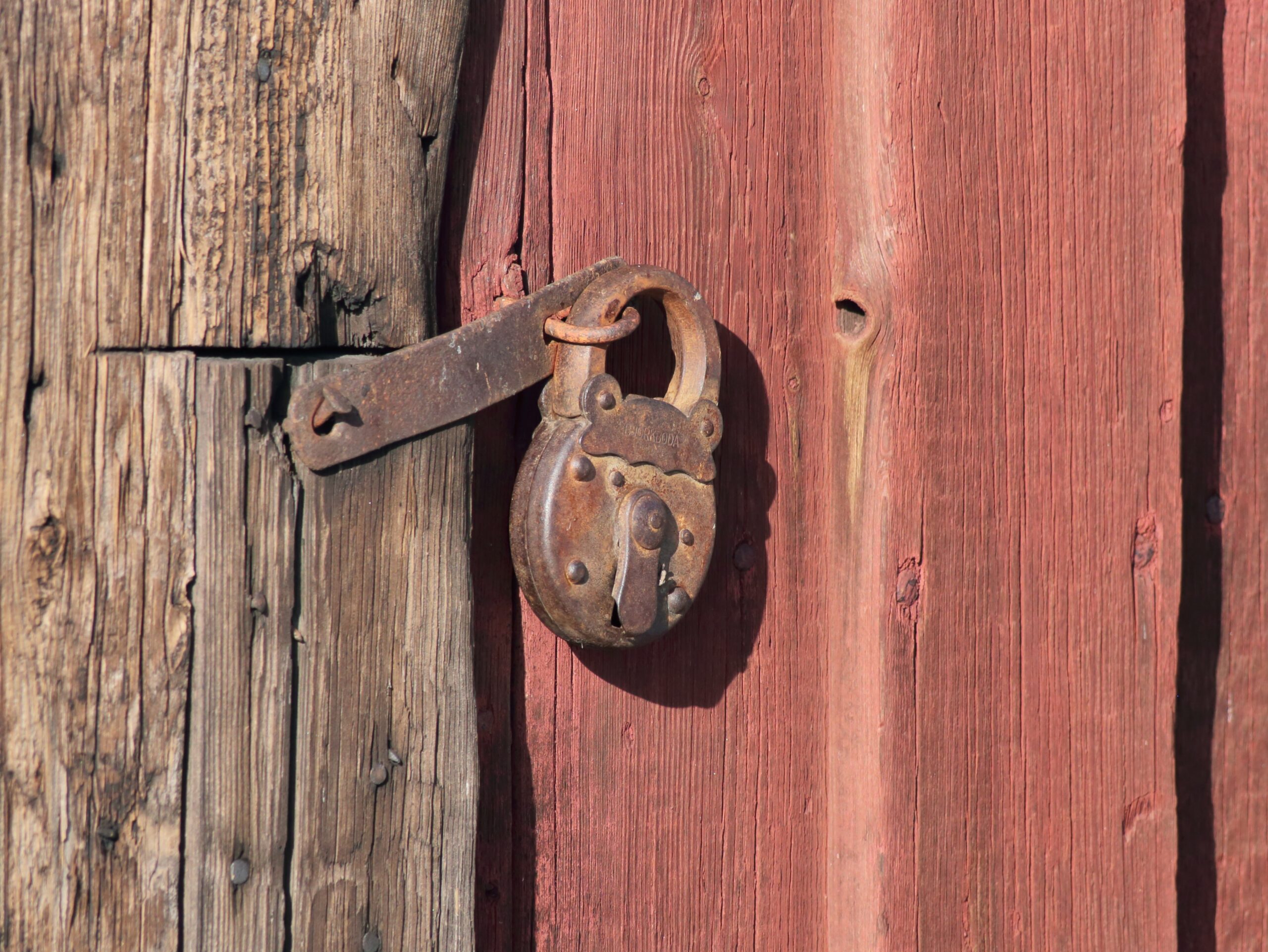 Candado antiguo en una puerta de madera, foto ilustrativa de seguridad