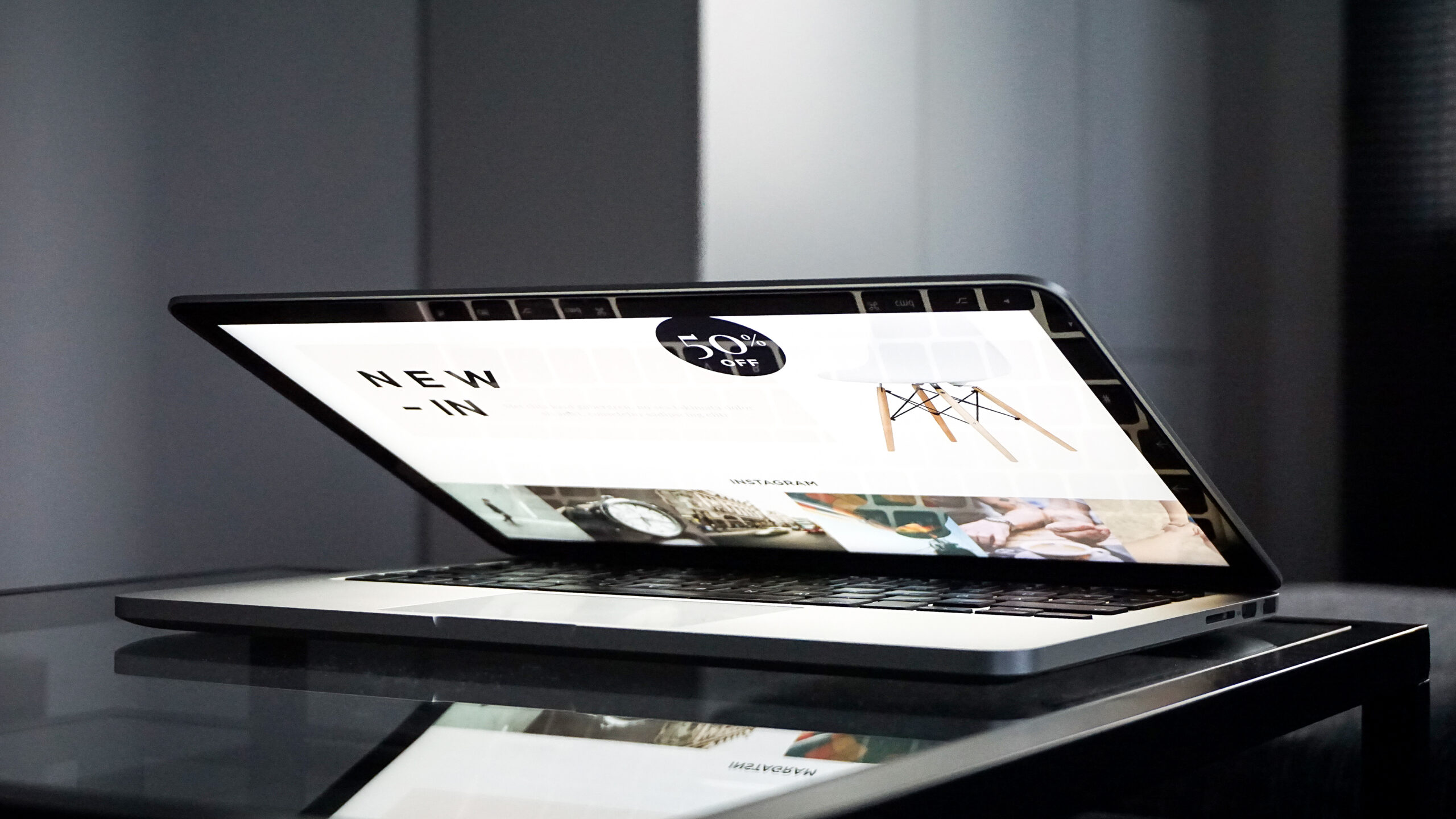 Portatil mostrando una tienda online en pantalla, foto ilustrativa de creacion de webs