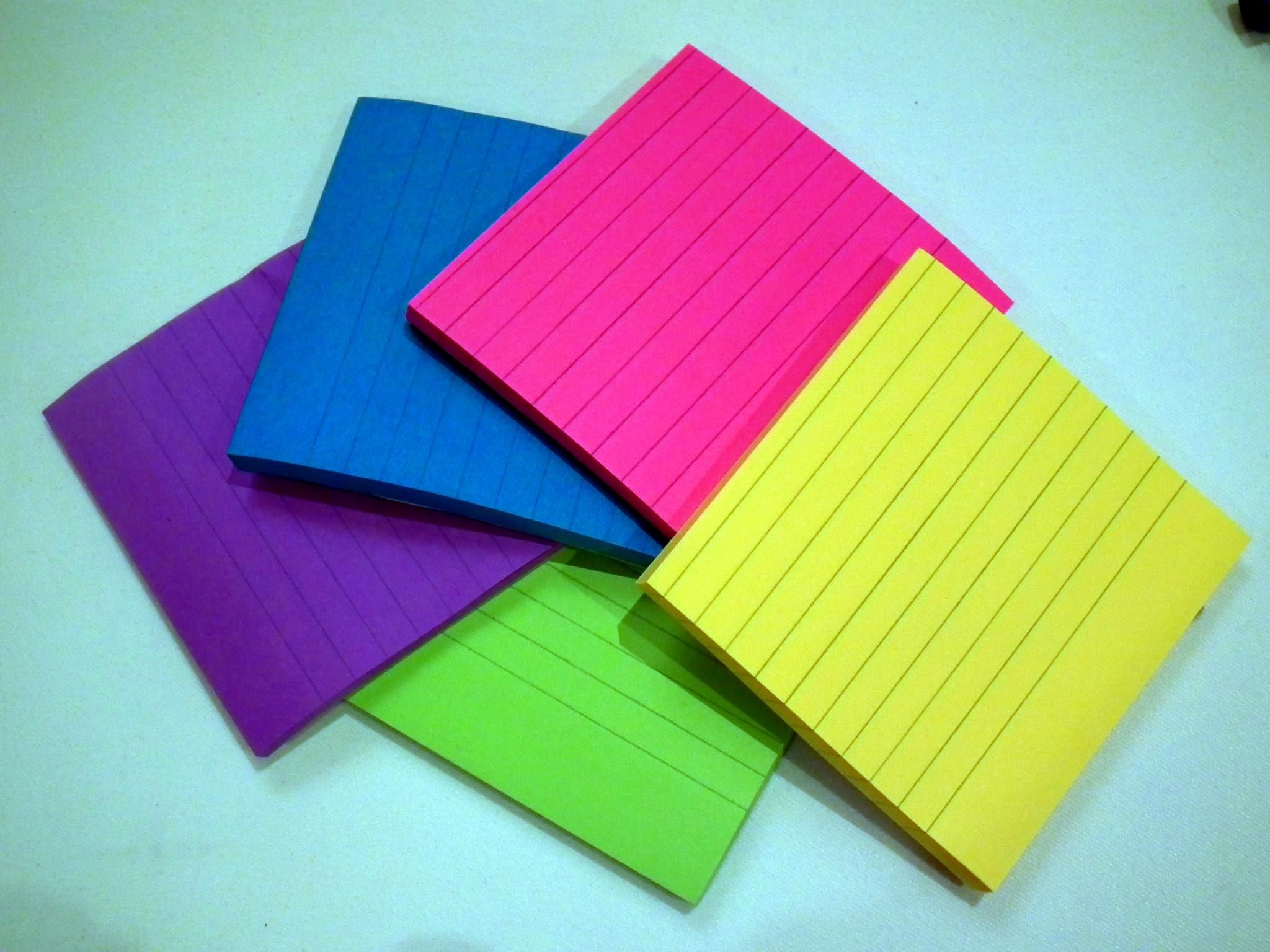 Notas adhesivas de varios colores para organizar ideas