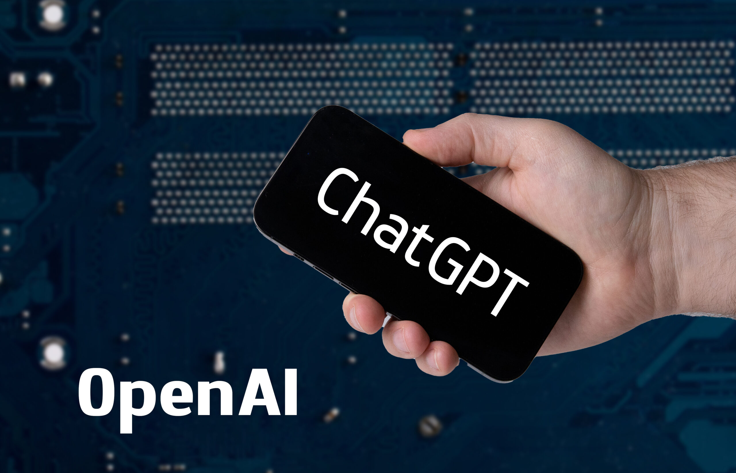 Mano sosteniendo un smartphone con la app de ChatGPT en pantalla