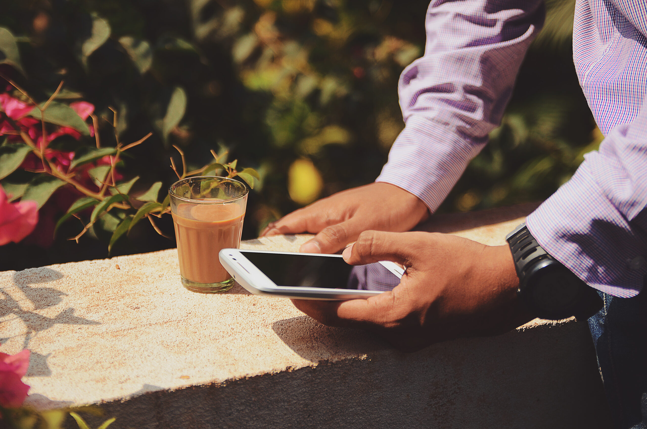 Persona consultando el movil al aire libre