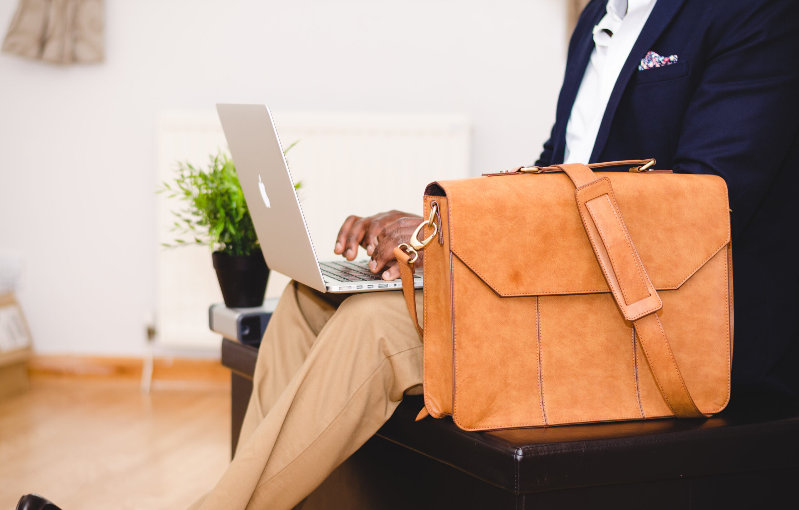 Persona trabajando en un portatil, foto ilustrativa de seguridad online