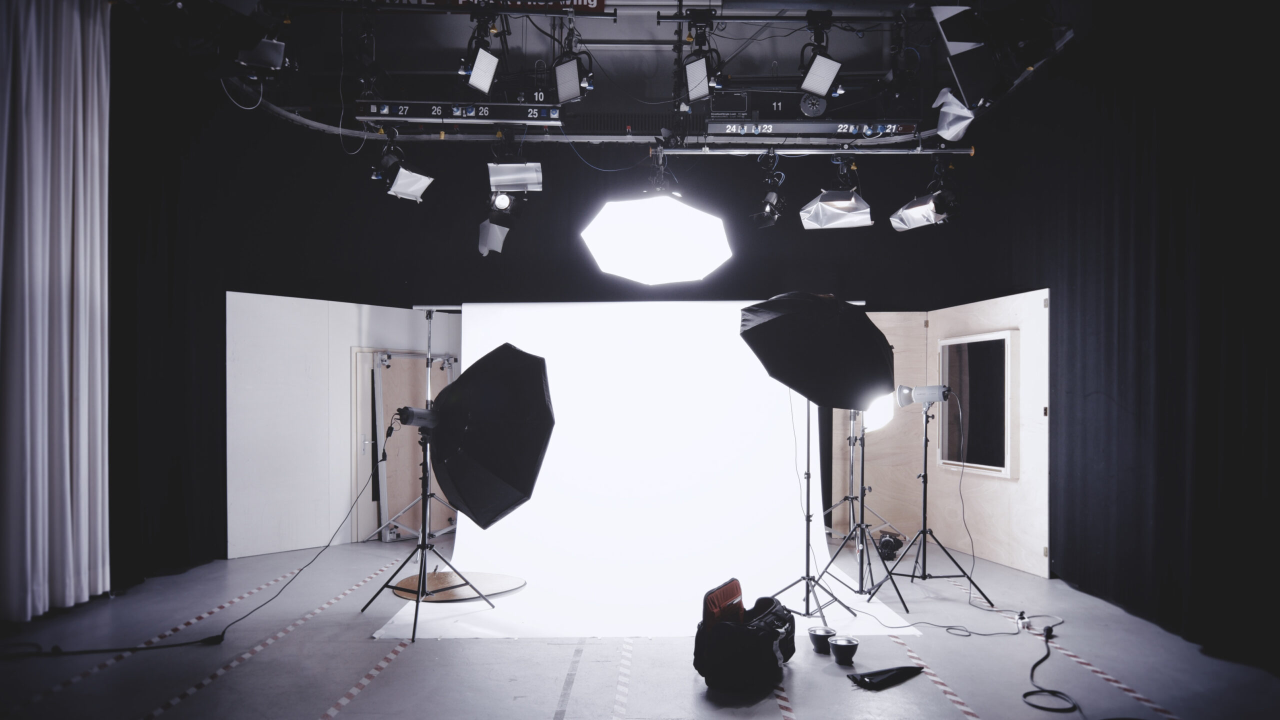 Estudio de fotografia con fondo blanco e iluminacion profesional para quitar el fondo de una foto