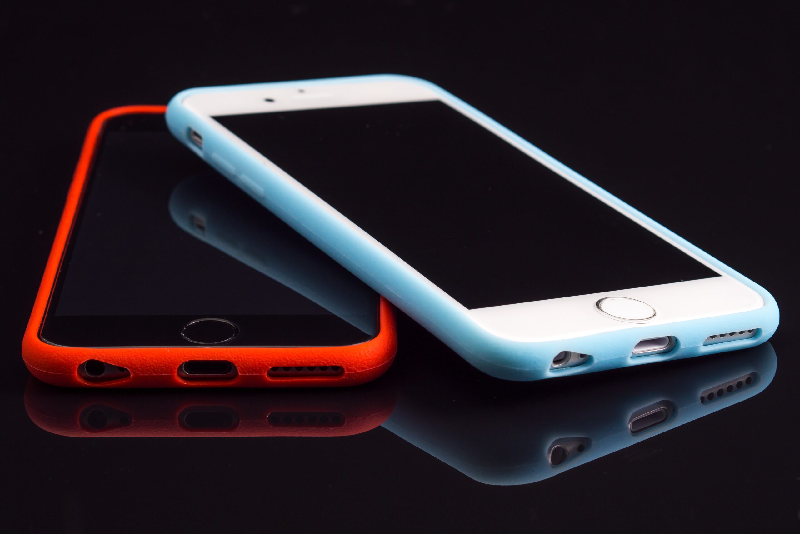 Dos smartphones uno junto al otro representando una comparativa de apps