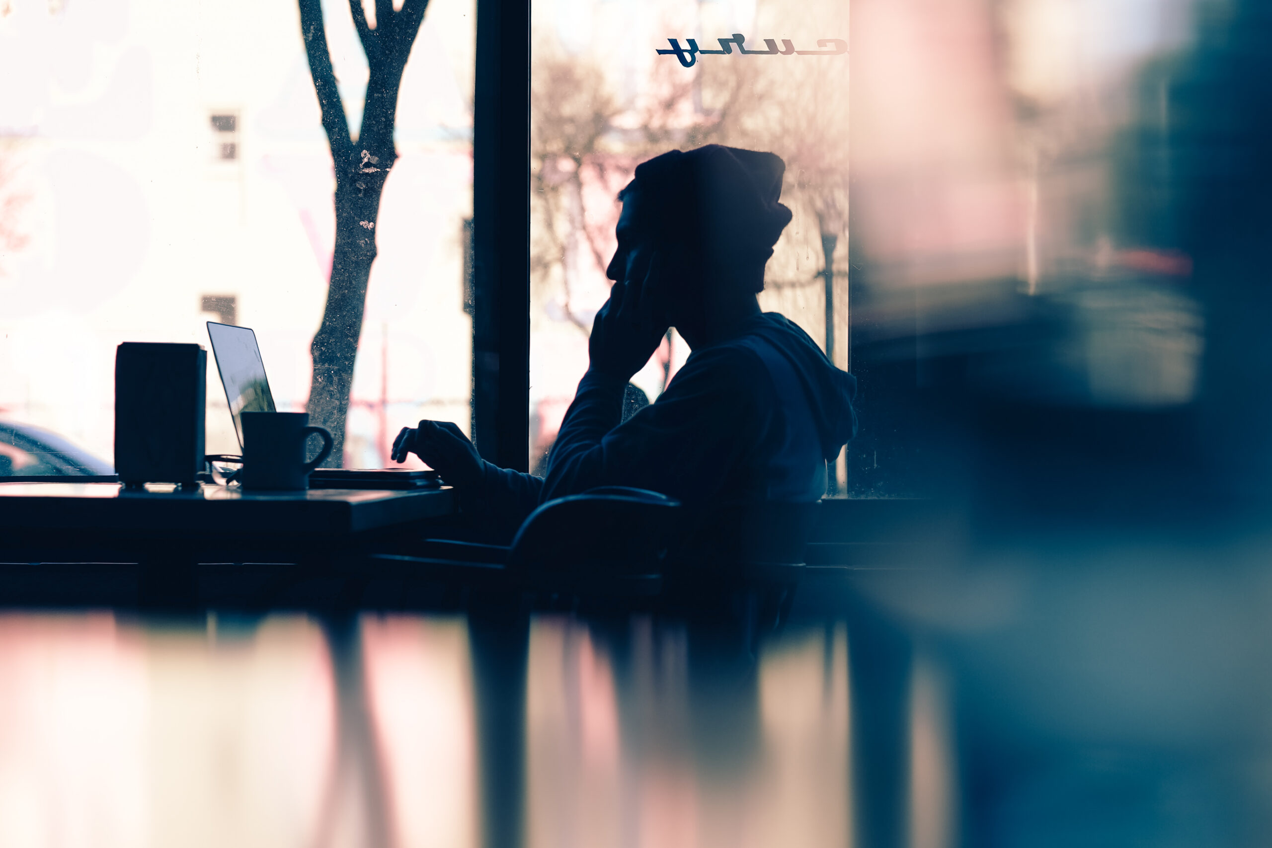 Persona usando portatil en una cafeteria con wifi publica