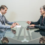 Persona en una entrevista de trabajo con su currículum