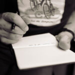 Persona tomando apuntes a mano en un cuaderno