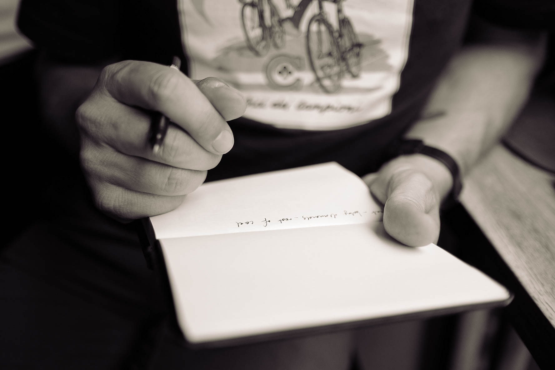Persona tomando apuntes a mano en un cuaderno