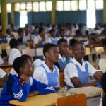Grupo de estudiantes trabajando juntos con portátiles